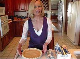 Aug 19, 2019 · just set the ring of foil over your crust and lightly crimp the foil around the edge of the pan so it stays in place. Betty S Quick Tip 64 How To Keep A Pie Crust From Burning Youtube