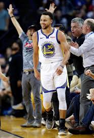 Stephen Curry And Curtsied Fans Enjoy The 3rd Quarter Against Phoenix Suns During Nba Game At Oracle Arena In Oak Stephen Curry Wardell Stephen Curry Nba Stars