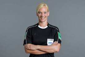 Bibiana steinhaus (born 24 march 1979) is a german football referee who is based in langenhagen. Bibiana Steinhaus Wasit Wanita Pertama Di Bundesliga Football Tribe Indonesia
