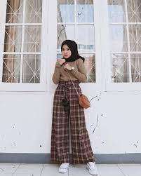 Inspirasi padanan berhijab seperti apa yang cocok untuk kamu pakai ke kantor, tips padu padan gaya hijab yang bisa dijadikan bahan referensi. 11 Padu Padan Gaya Fashion Anak Kuliahan Berhijab Womantalk