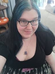 Alexis Isom's Instagram, Twitter & Facebook