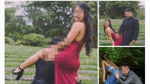 Konsep foto prewedding ini akan memberikan kesan yang menyenangkan dengan background langit biru dan cahaya matahari yang sangat mendukung. Wow Gaya Pre Wedding Baru Perempuan Berdiri Dengan Kaki Terbuka Dan Wajah Pria Diantara 2 Paha Halaman All Tribun Timur