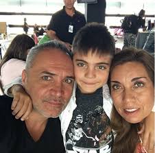 El actor nuevamente compartió los juegos del programa y se lució con su equipo tras adivinar todas las palabras. Dia Del Padre Luis Gnecco Alvaro Rudolphy Claudio Bravo Y Otros Famosos Con Sus Hijos