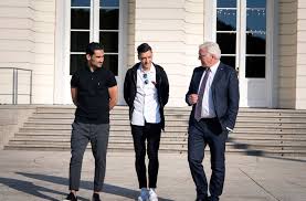 Dass sie dem türkischen präsidenten erdogan mitten im wahlkampf ein trikot ihres heimatvereins geschenkt. Wegen Erdogan Treffen Ozil Und Gundogan Machen Steinmeier Ratlos Fussball Stuttgarter Zeitung