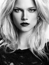 MENDALAMI DASAR-DASAR DALAM PENGAMBILAN POSE PADA PEMOTRETAN MODEL