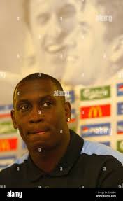 L-R) England's Steven Gerrard, Emile Heskey, Ashley Cole, John Terry and  Paul Scholes during the minutes silence in memory of Ray Harford and Jimmy  Davis Stock Photo
