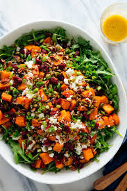 Salade Copieuse De Patates Douces De Roquette Et De Riz Sauvage Avec Vinaigrette Au Gingembr Idee Salade Recette Vegetarienne Facile Recette Vegetarienne