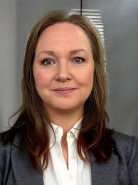 Change background and outfit in selfie?