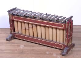 Bonang merupakan alat musik pendukung gamelan yang penting. 15 Alat Musik Gamelan Jawa Beserta Gambar Dan Penjelasannya