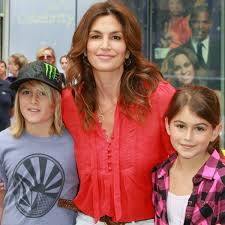 Ее родители — супермодель синди кроуфорд и бизнесмен ренди гербер. Cindy Crawford Daughter Kaia Gerber Appears On The Cover Of Vogue