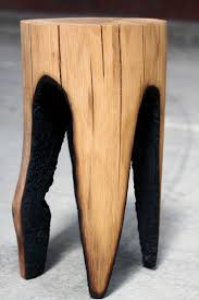 5 Designers Qui Utilisent Le Bois Brut Dans La Creation De Leur Chaise Tabouret Joli Joli Design Log Stools Wooden Stools Wood Stool