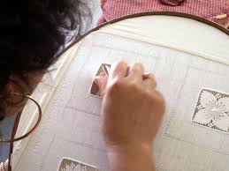 Photos Maison De La Broderie A Cilaos 3497 Cilaos Broderie Broderie Blanche