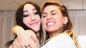 Um poço escuro e sem fundo": o vício de Noah Cyrus