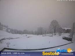 È infatti dotata di un'ampia area pedonale, di una seggiovia che dal paese porta a pian del falco e di una funivia che parte da passo. Webcam Sestola Meteosestola It