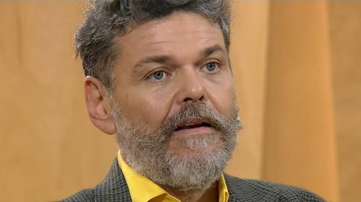 Escándalo con Alfredo Casero en el Aeropuerto de Ezeiza: “Le pegó un  cabezazo a un fanático”