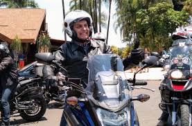 A motocicleta é o veículo que mais causou acidentes entre 2009 e 2018, segundo dados do dpvat. Com Covid 19 Bolsonaro Passeia De Moto E Sem Mascara Conversa Com Garis No Alvorada