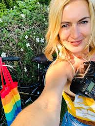 🌈DOORSTEP PHOTOS FOR OUR NHS HERO'S 🌈DONATION SECTION FOR MOBILE  DEVISE🌈🌈WE HAVE RAISED £2,775 FOR BEDFORD HOSPITAL NHS TRUST🌈 I'm so  lucky to be in isolation in my beautiful village and want