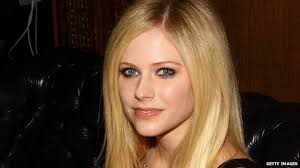3.1 avril lavigne no makeup with her millions of dollars smile; Avril Lavigne Thought She Was Dying After Contracting Lyme Disease Bbc News