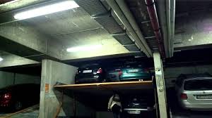 Zwei pkw's parken nebeneinander, darüber parken zwei weitere pkw's. Duplexstellplatz Tiefgarage Parkhaus Youtube