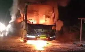 অন্ধ্রপ্রদেশে দূরপাল্লার বাসে ভয়াবহ অগ্নিকাণ্ড, বহু যাত্রীর মৃত্যুর আশঙ্কা  | Massive Bus Fire in Andhra Pradesh's Kurnool, Several Feared Dead