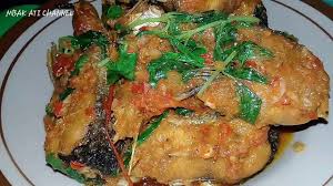 5 ikan kembung, 4 siung bawang putih, 5 siung bawang merah, 10 cabe besar, 15 cabe rawit, 2 daun salam, secukupnya kemangi, secukupnya garam, secukupnya royco, 1 buah jeruk nipis, secukupnya gula, secukupnya ketumbar, 2 buah tomat, secukupnya air. Resep Sambal Ikan Patin Kemangi Youtube