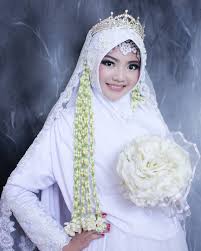 Model hijab pengantin adat sunda untuk kamu yang sekarang sedang mencari model hijab pengantin adat sunda sebagai referensi dalam memilih model hijab untuk menemani gaya penampilan muslimah saat mengerjakan rutinitas sehari hari. Rias Pengantin Muslimah Syari