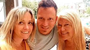 A la que está de un lado no la elegí. Digamos que vino de casualidad a mi  vida. El destino me hizo un guiño y me premió: Lily, más conocida como la