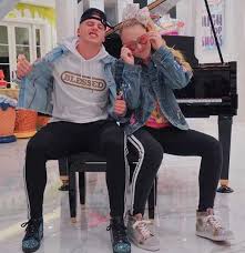 She was previously a contestant on abby's ultimate dance competition in its second season, finishing in fifth place. 5 Things To Know About Elliott Brown Jojo Siwa S Boyfriend College Football Position Stats Facts Bio Age Gossip Gist
