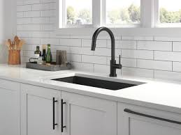 Innoflex pex waterways keep water inside the faucet out of contact with potential metal contaminants. Single Handle Pull Down Kitchen Faucet With Touch2o Technology 9159t Bl Dst Delta Faucet
