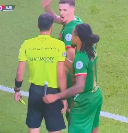 Amed futbolcusu hakemin yüzünde karşı “F*ck off” diyor.