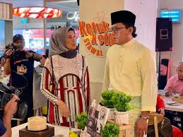 Saksikan perkongsian hidangan kari ikan bawal dan kerabu ketam oleh alif satar & sheila rusly▬▬▬▬▬▬▬▬▬▬▬▬▬▬▬▬▬▬▬▬▬▬▬▬rsr official youtube channel▬▬▬▬▬▬▬▬▬▬▬▬. 15 Tahun Ketuk Ketuk Ramadan Sheila Rusly Langsung Tidak Guna Skrip Berita Mediacorp