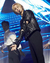 Mashin sungan mogi taneun deutae burwanjeonhae tteugeoume jeongereul naeriryeo hae bonneungdo iseong. Shineecuba 190219 Taemin Want Showcase From Smtown Naver Facebook