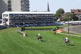 Waregem, ağustos ayının son pazar gününden sonraki ilk salı günü gerçekleşen great flanders steeple chase de dahil olmak üzere yerel. Waregem De Stadswandeling