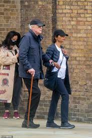 She is married to english actor sir michael caine. Michael Caine 88 Heads Out For A Low Key Stroll With His Wife Shakira 74 In Chelsea Aktuelle Boulevard Nachrichten Und Fotogalerien Zu Stars Sternchen