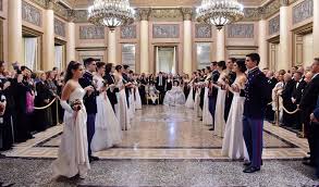 Abiti pomposi, pizzi e crinoline per il magico ballo delle debuttanti organizzato dall'accademia di ballo. Ballo Delle Debuttanti A Milano Come Partecipare Milano Life