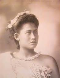 Woman In Wraparound Siapo Dress Andrew Thomas Photographer 1890 1910 Portrait Of An Unknown Woman With Her Hair Samoan Women Portrait Polynesian Designs