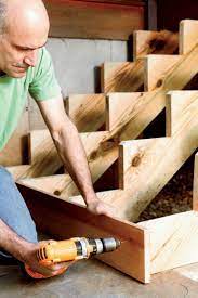 Hier baupläne und bauanleitungen zum thema treppe. Setzstufen An Den Treppenwangen Verschrauben Holztreppe Selber Bauen Treppe Selber Bauen Gartentreppe