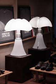 Pied Evase Abat Jour En Verre Blanc Vous La Reconnaissez Culte Et Design La Lampe Pipistrello A Marque L Histoire De L Lampe Pipistrello Lampe Luminaire