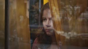 Una pareja y su hijo adolescente. Netflix Estrenara La Mujer En La Ventana Lo Nuevo De Joe Wright En Espanol Chicago Tribune