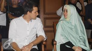 Yups, beberapa bulan ini bintang film pocong 2 tersebut dirumorkan kembali bercerai untuk ketiga kalinya.namun, risty enggan menanggapi isu perpisahannya tersebut dan memilih menutup mulut. Perjalanan Panjang Kisah Cinta Stuart Collin Dan Risty Tagor Showbiz Liputan6 Com