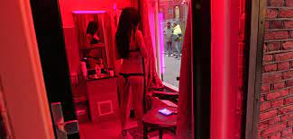 Gleichzeitig ist es einer der schönsten und ältesten. Prostitution In Amsterdam Warum Dem Rotlichtviertel Das Aus Droht Welt