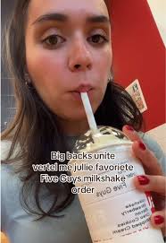 Maar ff serieus deel jullie milkshakerecepten ik ben nieuwsgierig!! 🙂‍↔️  Welke milkshake met welke mix-ins je kiest bij five guys zegt echt veel  over iemand als persoon ngl 🥤#fiveguys #milkshake ...