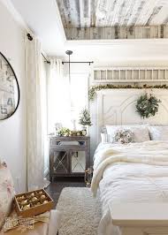 Christmas Bedroom Decorating Ideas A French Country Farmhouse Bedroom For The Holidays The Diy Mommy Farmhouse Style Master Bedroom Master Bedrooms Decor Farmhouse Interior