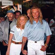 Fend la foule, encadrée de gardes du corps. Epingle Sur Johnny Hallyday 1943 2017