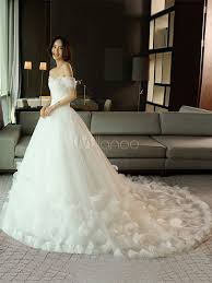 Eine schulter ballkleid falte mieder feder organza bodenlanges … Prinzessin Brautkleid Aus Der Schulter 3d Blumen Applique Plissee Federn Kapelle Zug Brautkleider Milanoo Com