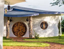 Inilah rumah hobbit yang ada di indonesia dan cocok untuk destinasi wisata keluarga. Hobbit Villa Chiang Mai Mala Dhara Eco Resort