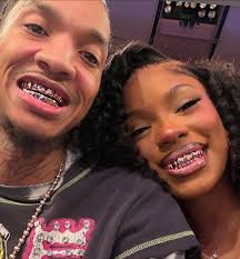 Monaleo & her husband Stunna with the matching pink grills 😍