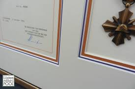 Voorstelformulier voor een koninklijke onderscheiding. Verdiept Object Inlijstwerk 3d Framing Lijstenmakerij Pool Elburg