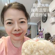 宝宝趴在冰块上休息，像一个白白胖胖的大鼠标，两只手手乖乖搭在冰块上超级可爱！ #可爱的福宝萌化人心