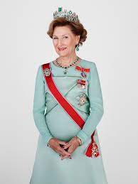 Se flere idéer til dronning, monark, afrikansk kjole. Dronning Sonja Det Norske Kongehus